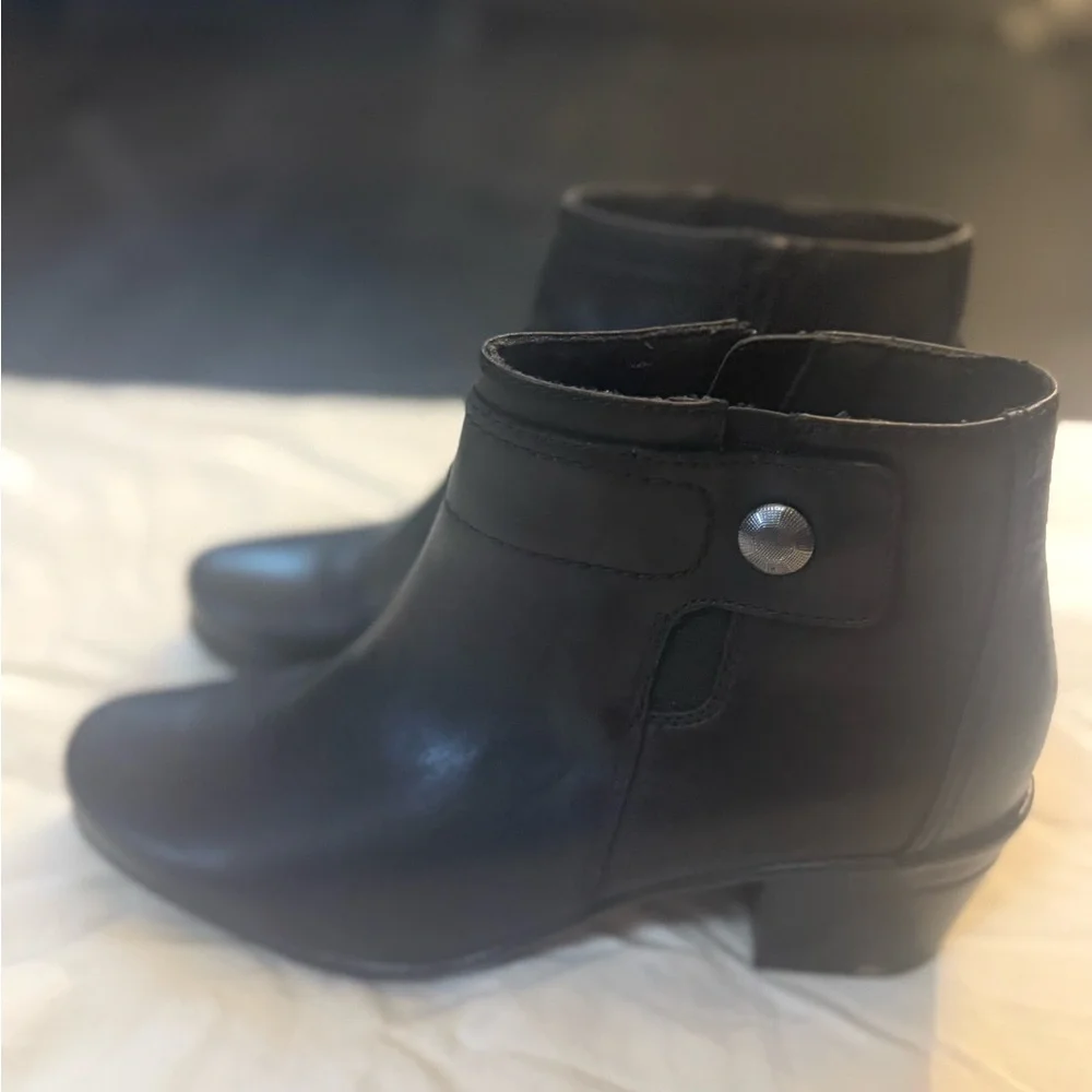 Clarks Elegant Black Ankle Boots size 6 minimalist career timeless polished chic
